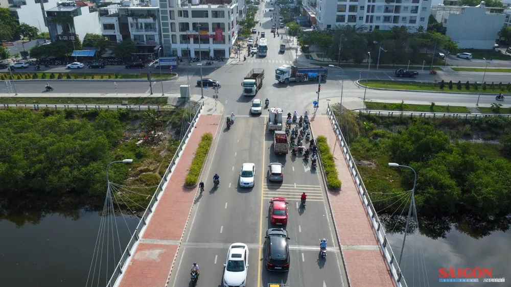 Người dân bất an khi dừng đèn đỏ trên cầu Quán Trường, Nha Trang