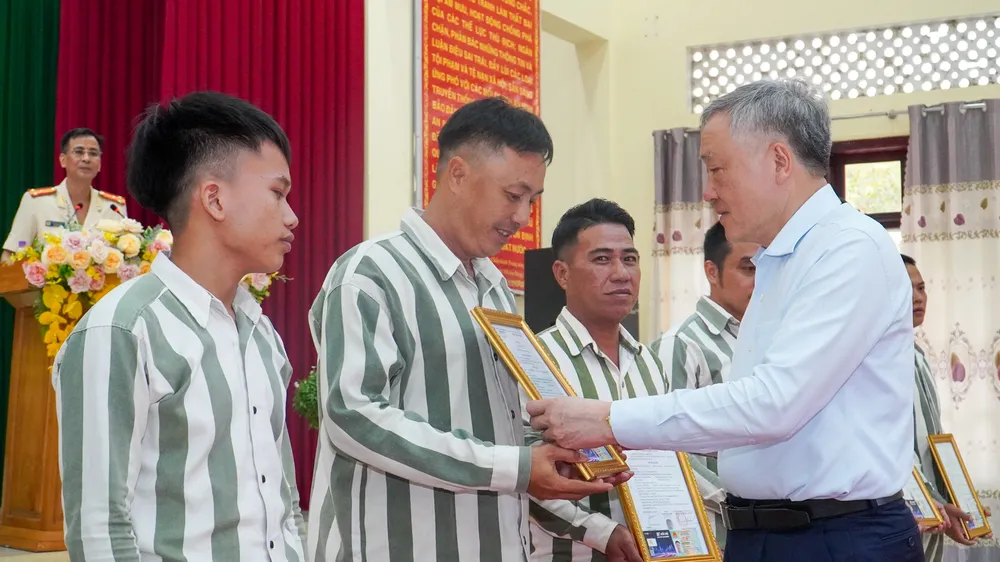 Phó Thủ tướng Thường trực Nguyễn Hòa Bình trao quyết định đặc xá tại Khánh Hòa