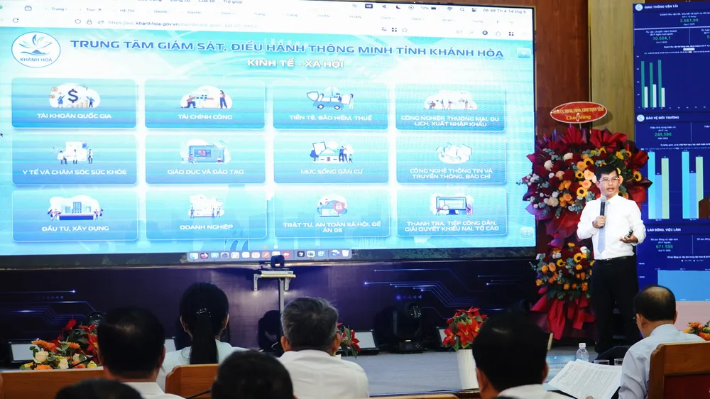 Màn hình ứng dụng IOC Khánh Hòa được giới thiệu tại lễ ra mắt. Ảnh: HIẾU GIANG