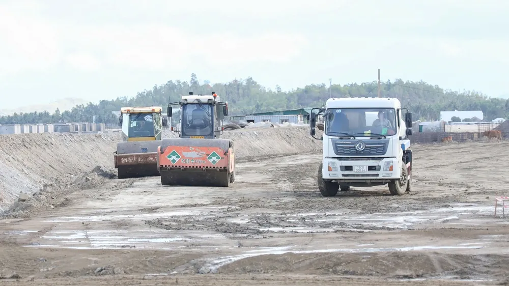 Đường ven biển trong Khu kinh tế Vân Phong có nguy cơ chậm tiến độ