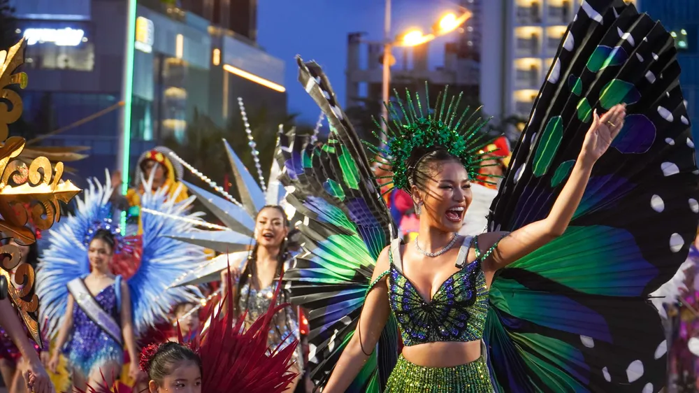 Hàng ngàn người xem diễu hành Carnival đường phố Nha Trang