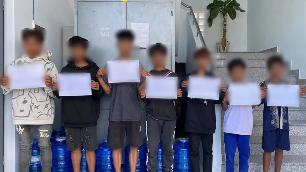 Làm việc với nhóm thanh thiếu niên ném đá vào ô tô trên cao tốc