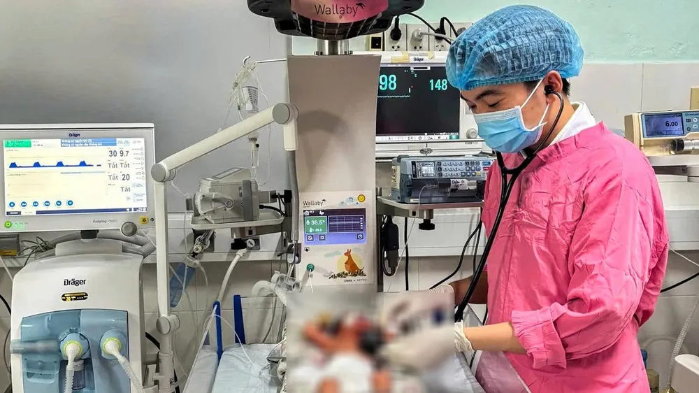 Bé điều trị tại khoa Nhi, Bệnh viện Đa khoa tỉnh Khánh Hòa. Ảnh: BỆNH VIỆN CUNG CẤP
