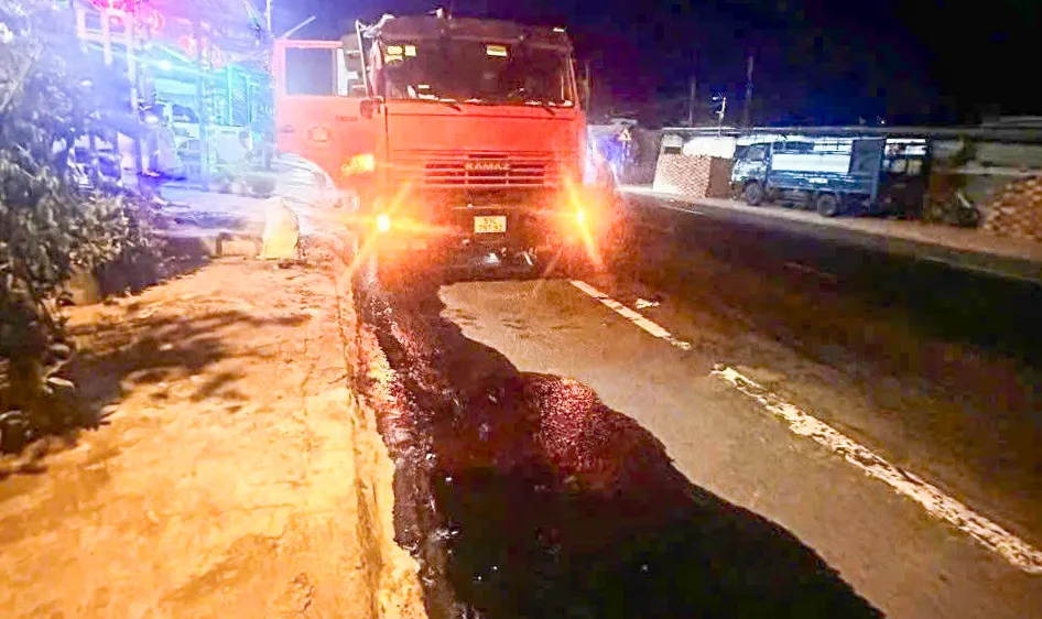 Xe chở dầu bị rò rỉ tại hiện trường. Ảnh: CACC