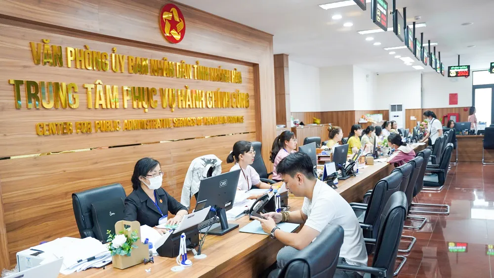 Bên trong Trung tâm phục vụ hành chính công tỉnh Khánh Hòa (Ảnh minh họa: HIẾU GIANG)