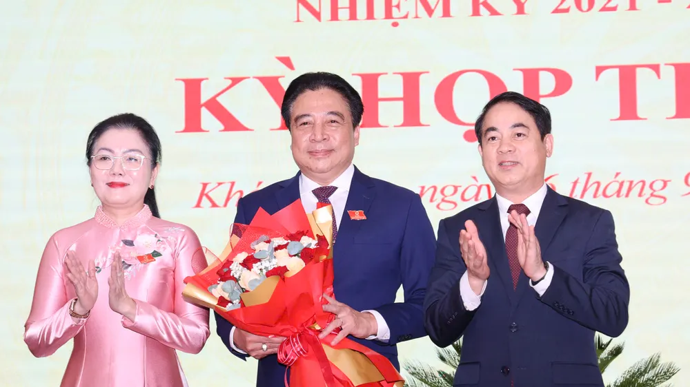 Bà Phạm Thị Xuân Trang, Phó Chủ tịch HĐND tỉnh Khánh Hòa (bìa trái). Ảnh: HIẾU GIANG