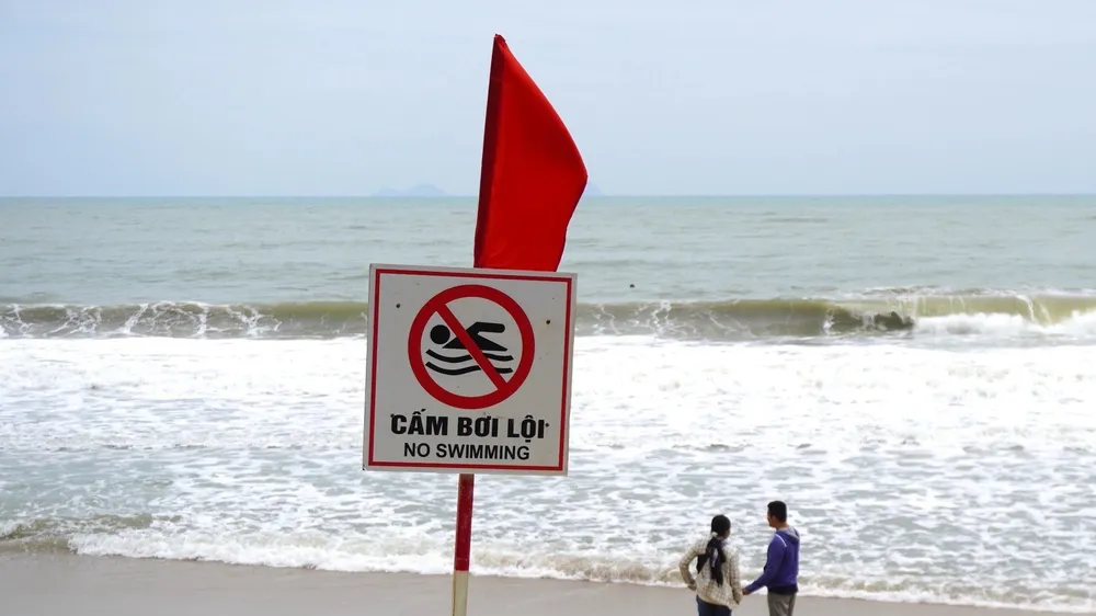 Cảnh báo du khách không tắm biển Nha Trang trong thời tiết nguy hiểm. Ảnh: ĐỨC THẢO