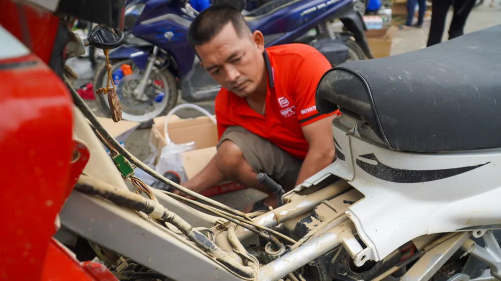 Sửa xe máy miễn phí, ấm lòng người dân sau lũ