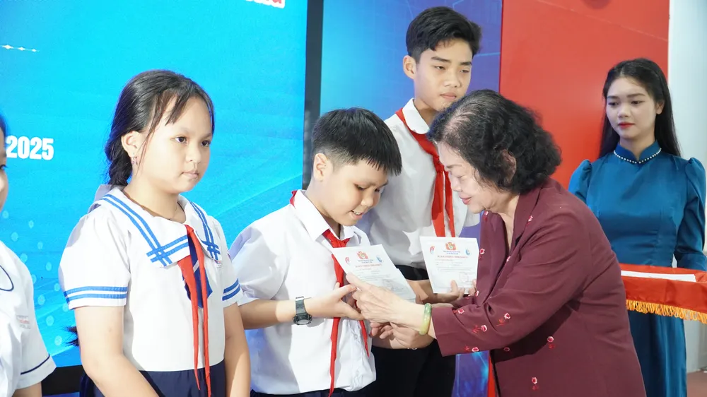 Nguyên Phó Chủ tịch nước, Chủ tịch Quỹ học bổng Vừ A Dính, Chủ nhiệm CLB “Vì Hoàng Sa - Trường Sa thân yêu” Trương Mỹ Hoa trao học bổng cho các em học sinh tỉnh Khánh Hòa. Ảnh: HIẾU GIANG