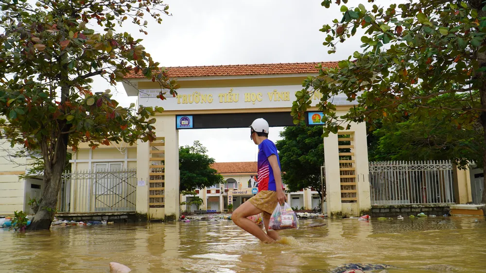 Trong vòng nửa tháng, người dân Khánh Hòa liên tiếp "gánh" 4 trận lũ lụt, khiến đời sống gặp nhiều khó khăn. Ảnh: HIẾU GIANG