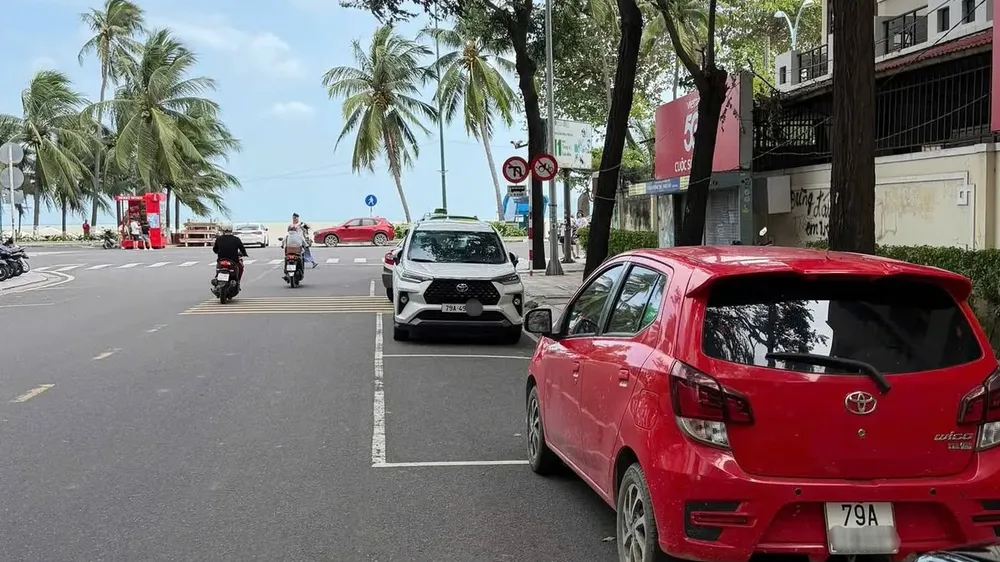 Khánh Hòa: Tài xế bị phạt vì đỗ ô tô ngược chiều