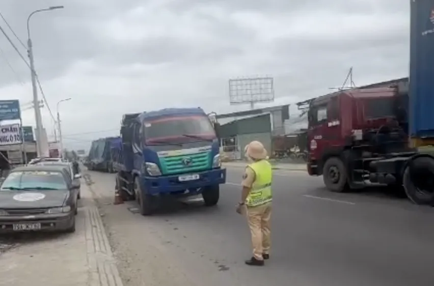 Khánh Hòa: Xử phạt nhiều xe tải chở đất đá để rơi xuống đường
