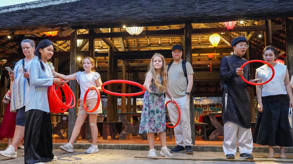 Khách Tây thích thú trải nghiệm tết xưa ở Khánh Hoà