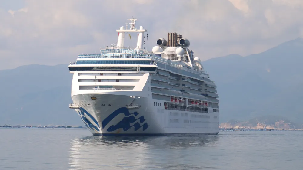 Tàu biển Coral Princess vào vịnh Cam Ranh, sáng 30-3