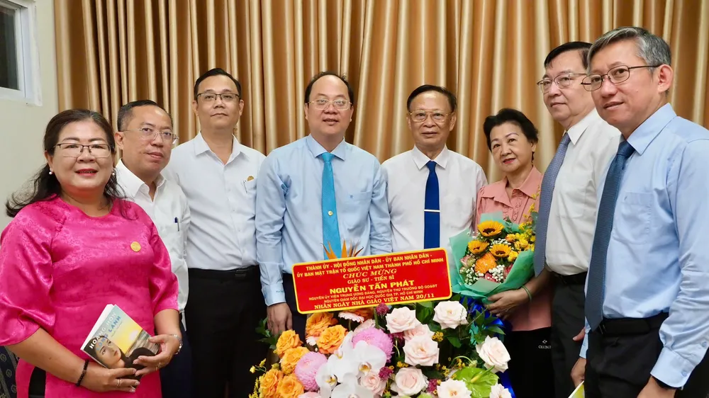 Lãnh đạo TPHCM thăm các nhà giáo và gia đình nhà giáo tiêu biểu
