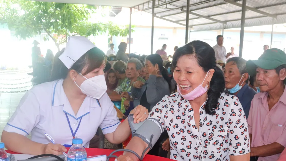 Khám, phát thuốc miễn phí và tặng quà cho người dân tại huyện Giồng Trôm 
