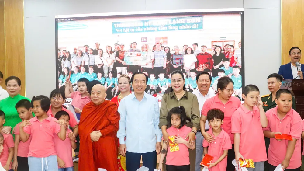 Tặng quà cho trẻ em khuyết tật tại TPHCM 
