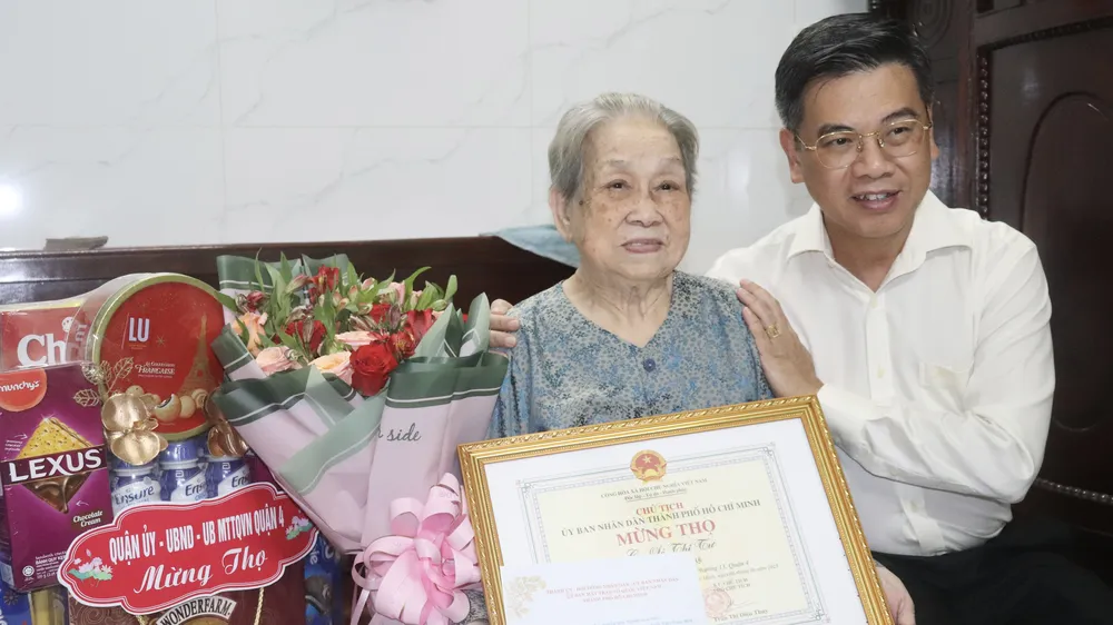 Lãnh đạo TPHCM thăm, chúc thọ người cao tuổi tại quận 4