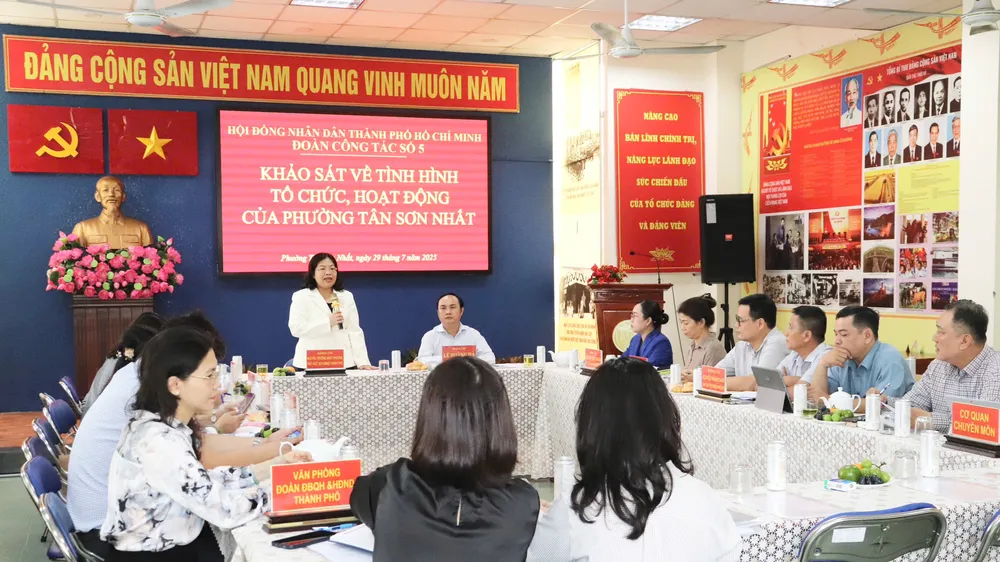 Bố trí cán bộ hỗ trợ người dân, doanh nghiệp tại phường 