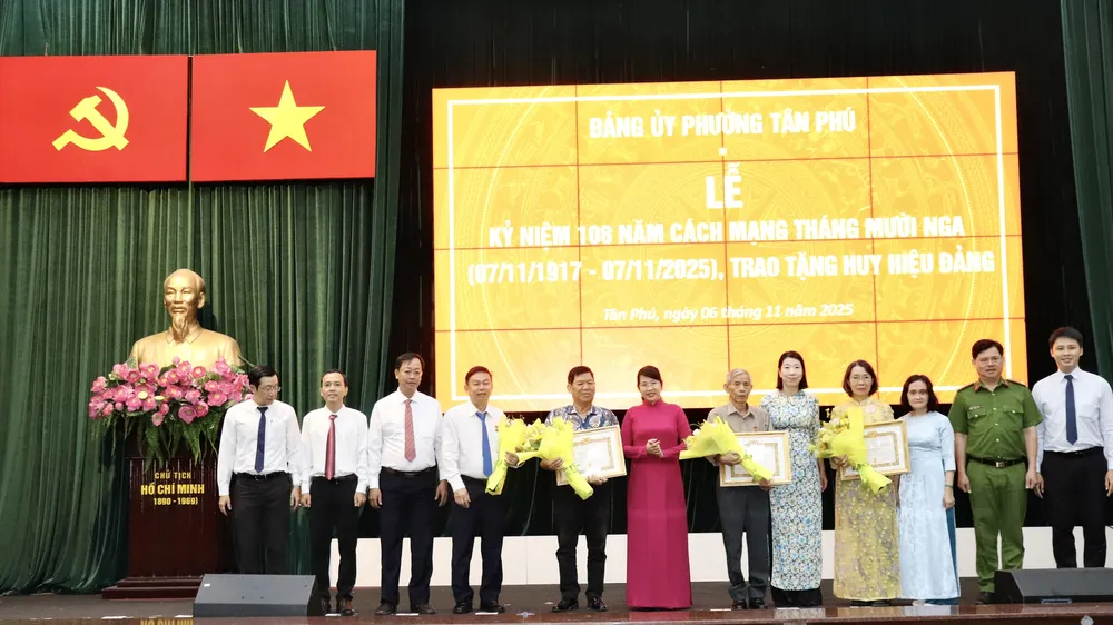 Phường Tân Phú (TPHCM) trao Huy hiệu Đảng đợt ngày 7-11