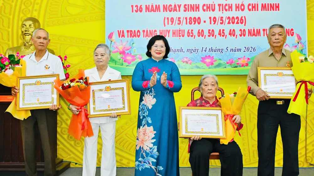 60 đảng viên phường Tây Thạnh và Tân Sơn Nhì nhận Huy hiệu Đảng