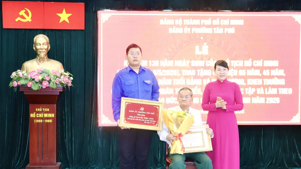 Trao tặng Huy hiệu Đảng đến 9 đảng viên phường Tân Phú 
