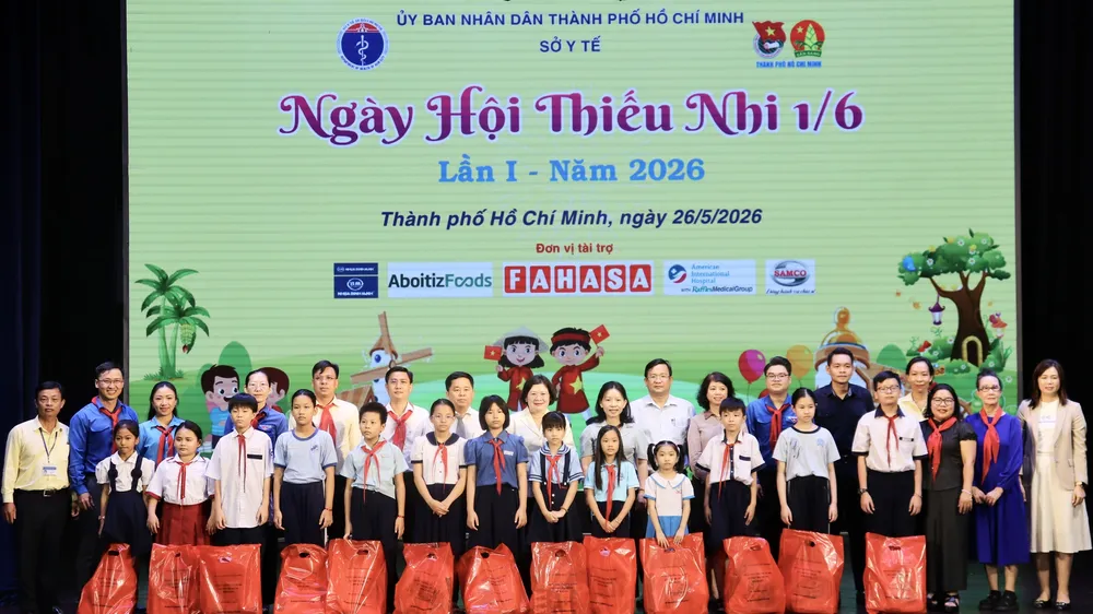 Trao hơn 900 phần quà đến trẻ em có hoàn cảnh khó khăn 