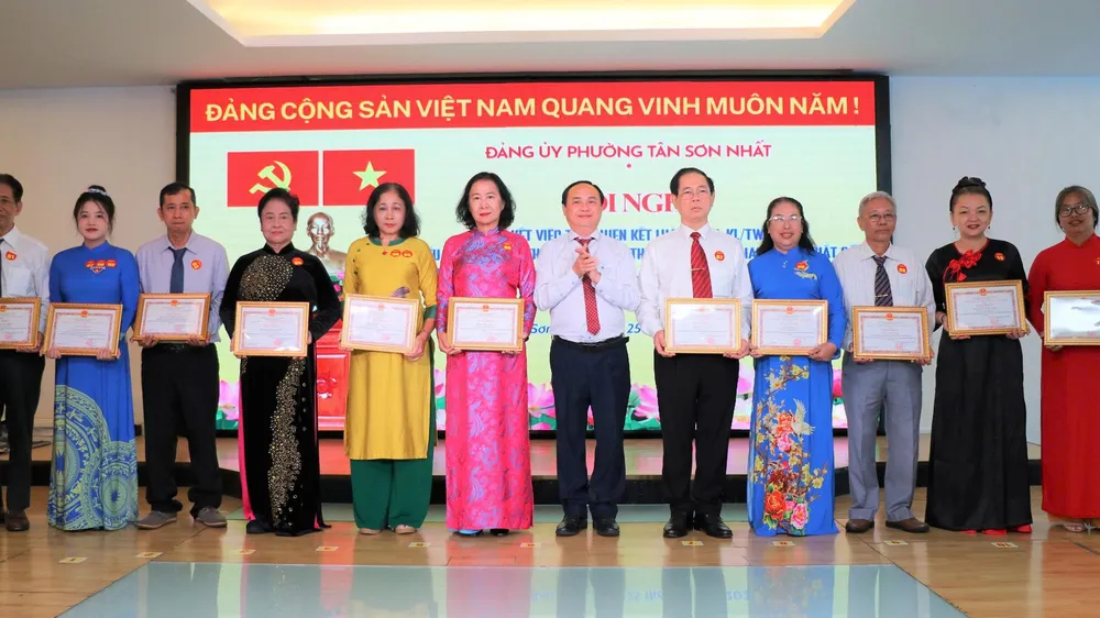 Phường Tân Sơn Nhất tuyên dương gương điển hình học và làm theo Bác