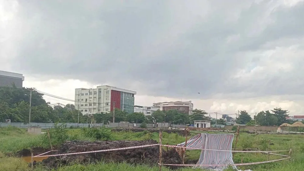 TPHCM: Tìm thân nhân cho 2 phần mộ trong khu vực xây dựng công viên