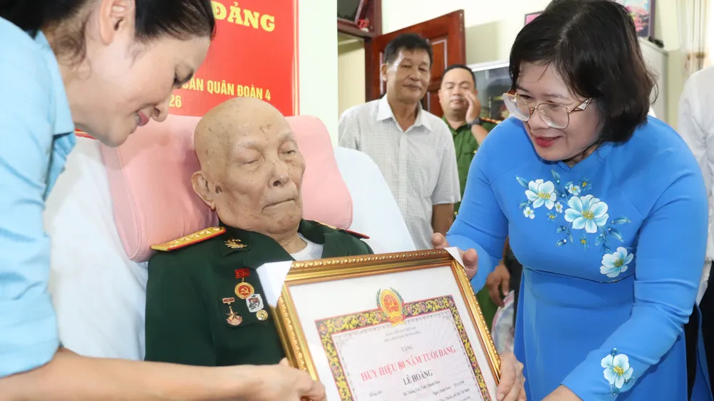 Phó Bí thư Thành ủy TPHCM Văn Thị Bạch Tuyết trao Huy hiệu Đảng đến các đảng viên lão thành