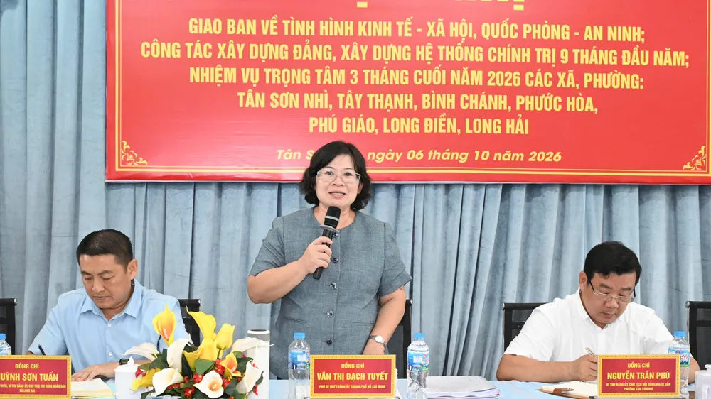 Phó Bí thư Thành ủy TPHCM Văn Thị Bạch Tuyết phát biểu kết luận hội nghị. Ảnh: VIỆT DŨNG