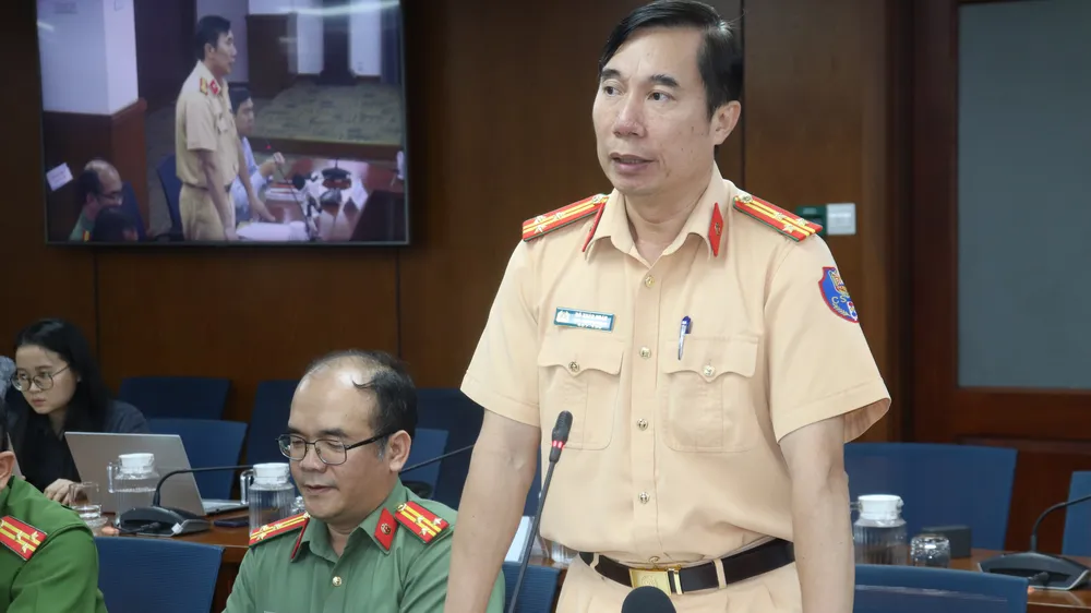 Thượng tá Đỗ Xuân Hoàn thông tin tại họp báo