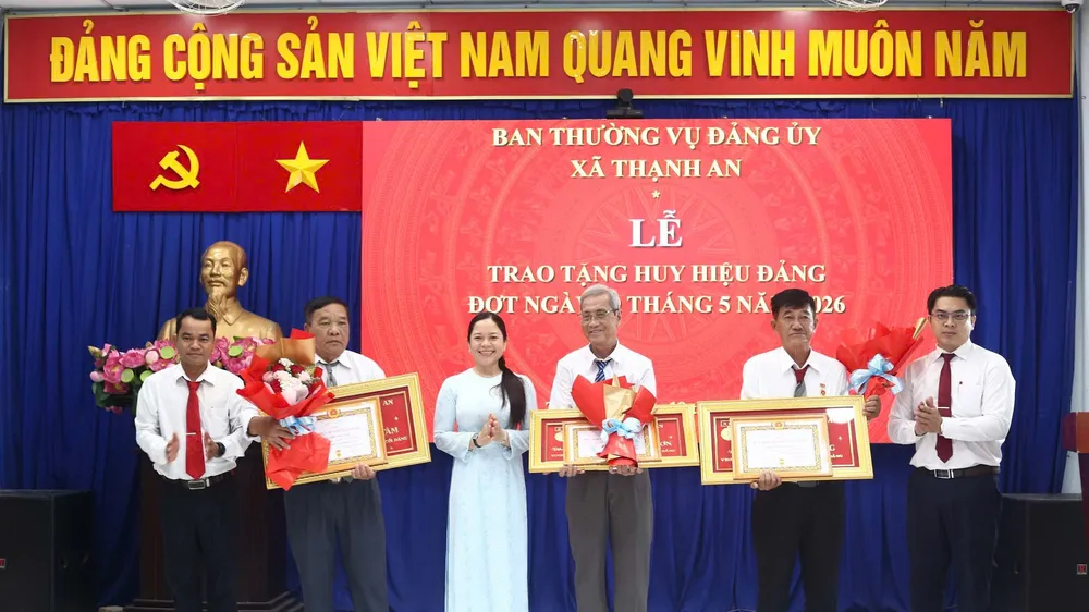 3 đảng viên xã đảo Thạnh An nhận Huy hiệu Đảng 