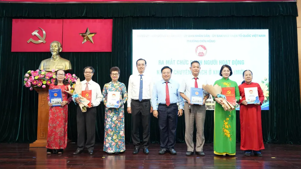 Lãnh đạo phường Diên Hồng cùng đồng chí Lê Văn Minh (thứ tư từ trái sang) Tổng giám đốc Cơ quan Báo và Phát thanh, Truyền hình TPHCM, nguyên Bí thư Đảng ủy phường chúc mừng các nhân sự khu phố sau sắp xếp