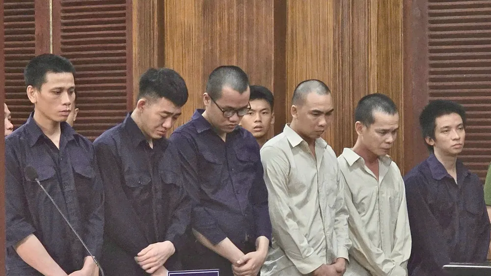 Đưa người vượt biên trái phép, 7 bị cáo lãnh án
