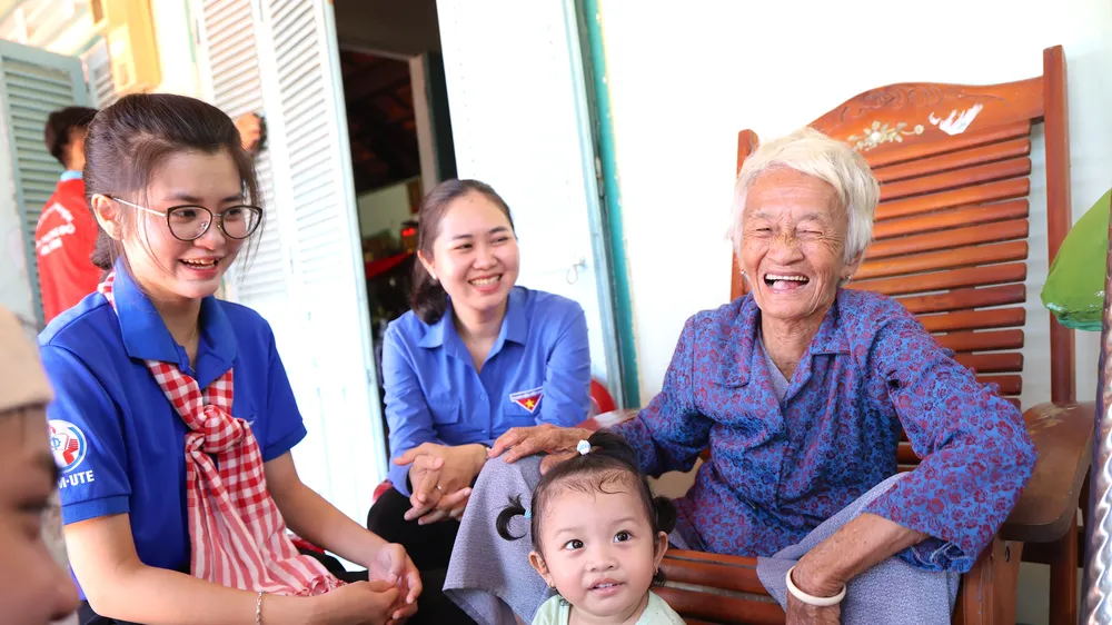 Màu áo xanh sưởi ấm lòng Mẹ Việt Nam Anh hùng