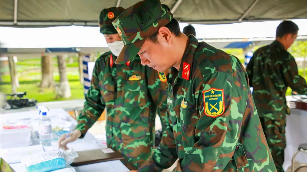 Công tác lấy mẫu, lưu mẫu ADN ở Nghĩa trang Liệt sĩ TPHCM. Ảnh: MẠNH THẮNG 