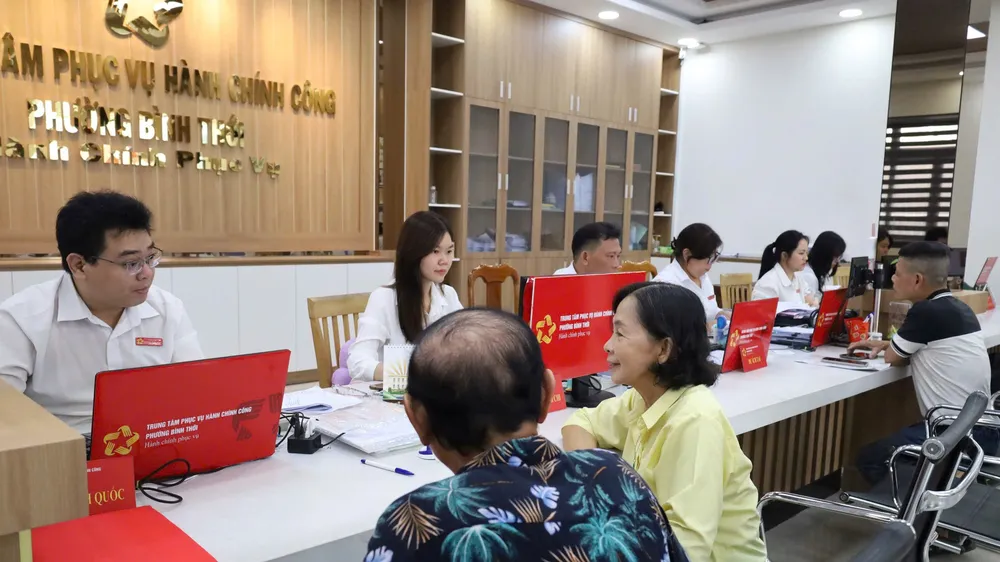 Cán bộ Trung tâm Phục vụ hành chính công phường Bình Thới hướng dẫn người dân thực hiện thủ tục hành chính sau kỳ nghỉ lễ Quốc khánh