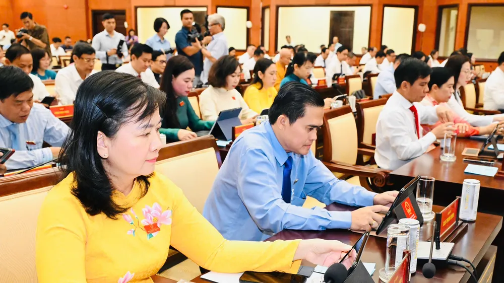 Đại biểu biểu quyết thông qua danh mục các tờ trình được trình tại kỳ họp. Ảnh: VIỆT DŨNG