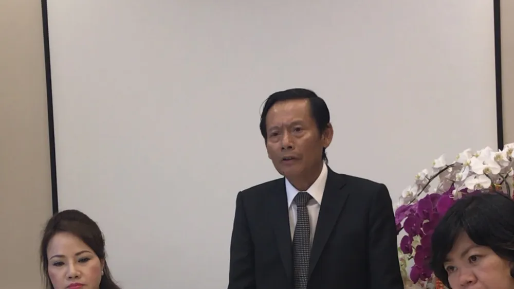 Bà Chu Thị Bình (bên trái) mời 2 luật sư Phan Trung Hoài và Đinh Ánh Tuyết tư vấn, hỗ trợ mặt pháp lý, bảo vệ quyền và lợi ích hợp pháp cho mình