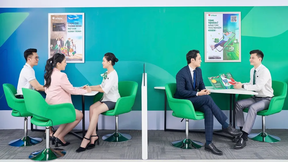 Nhân viên ngân hàng cung cấp thông tin đầy đủ cho người gửi tiền 