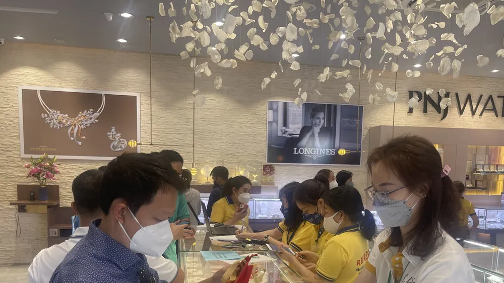 Người dân mua vàng tại một cửa hàng ở TPHCM 