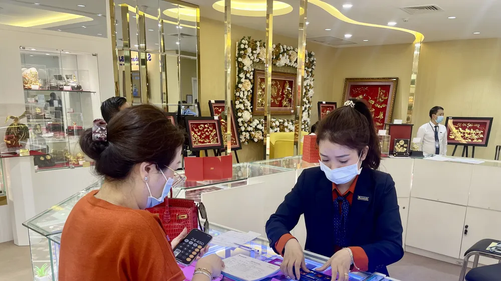 Giá vàng được các doanh nghiệp kinh doanh giảm mạnh trong ngày 30-1
