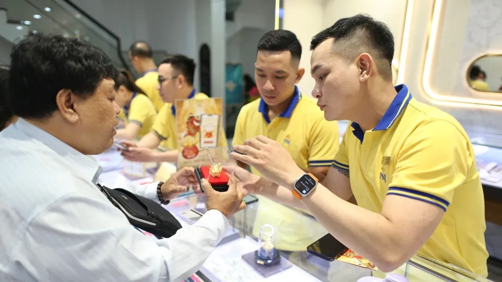Giá mua và bán vàng được các doanh nghiệp kinh doanh vàng nới rộng hơn 1 triệu đồng/lượng trong ngày Vía Thần Tài 