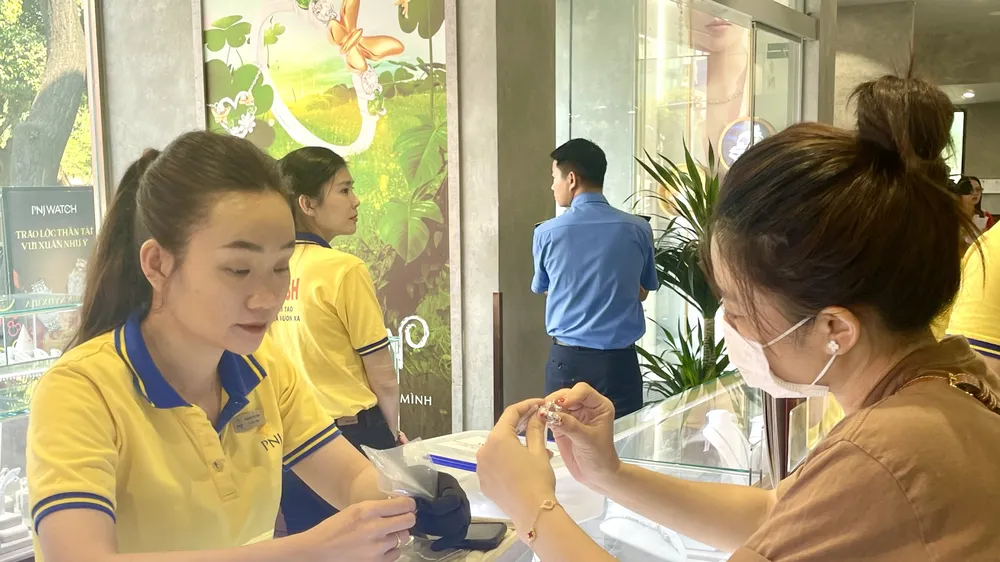 Giá vàng thế giới quay đầu tăng mạnh kéo vàng nhẫn 9999 tăng theo