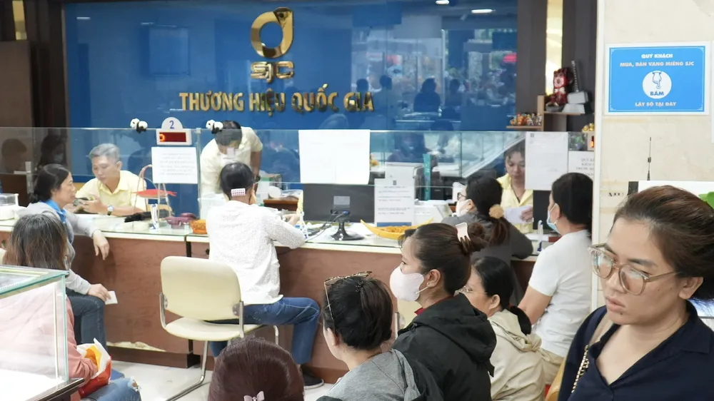 Giá vàng miếng SJC và vàng nhẫn 9999 chiều 29-1 cùng "hạ nhiệt"