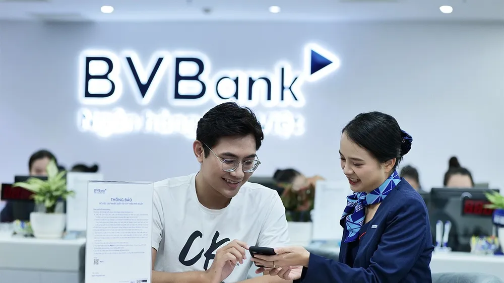 Nhân viên một chi nhánh ngân hàng tại TPHCM hỗ trợ khách hàng cập nhật sinh trắc học 