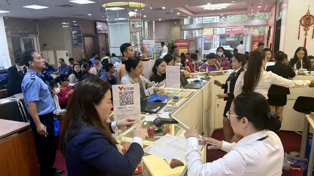 Sáng 22-4, giá vàng giảm 900.000 đồng/lượng