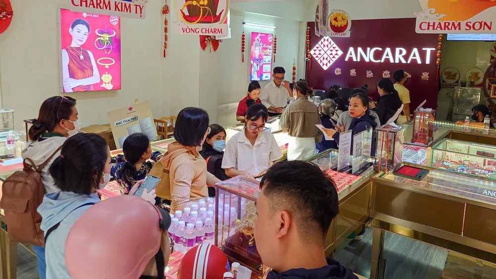 Giá vàng chiều 10-3 tiếp tục tăng, vượt 186 triệu đồng/lượng