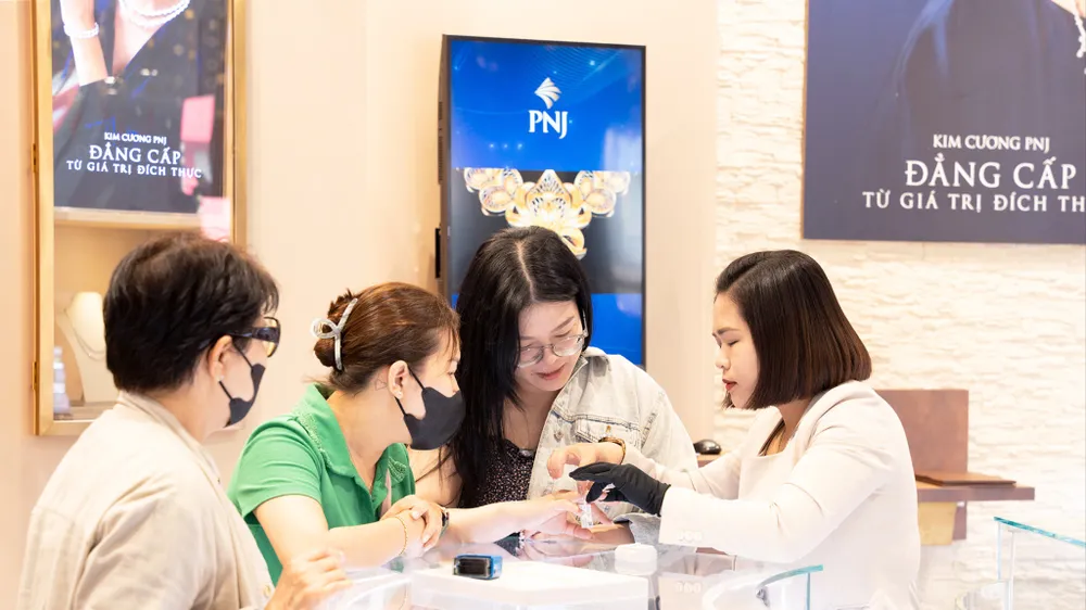 Mua bán trang sức tại một cửa hàng của PNJ. Ảnh: NHUNG NGUYỄN